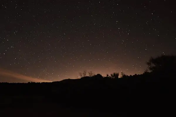 Cielo nocturno y experiencia de astronomía en el entorno